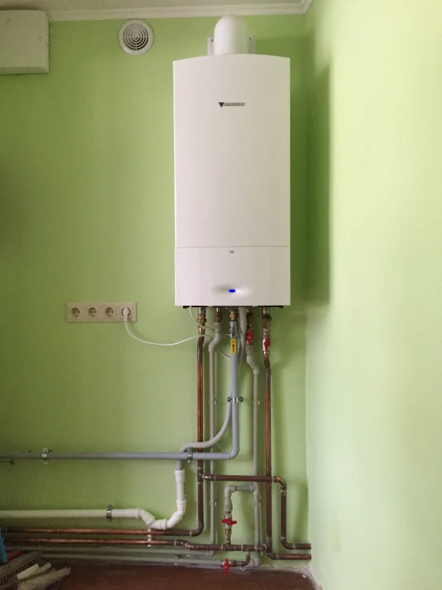 Kondensācijas gāzes katla apsaiste: gāzesvads, C tipa dūmvads, apkure, ūdensvads, kanalizācija un elektrība
