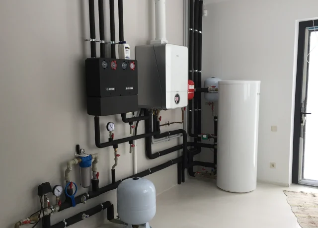 Bosch GC9000i apsaiste: 200 l karstā ūdens tvertne un divi programmējami apkures loki ar āra temperatūras vadību un Junkers Home lietotni.